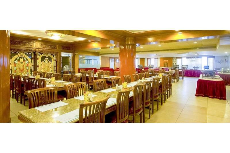 Capital O 66763 Blossoms Serviced Apartments Madras Buitenkant foto