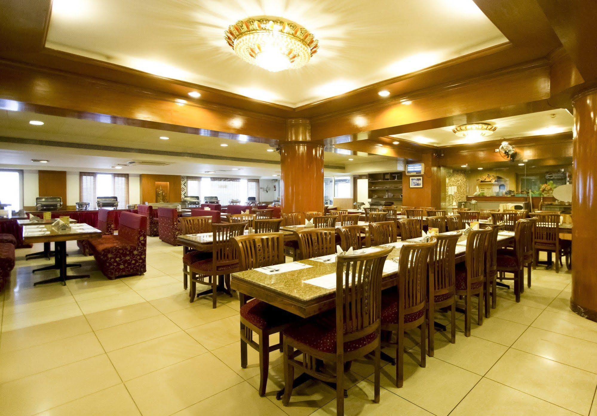 Capital O 66763 Blossoms Serviced Apartments Madras Buitenkant foto