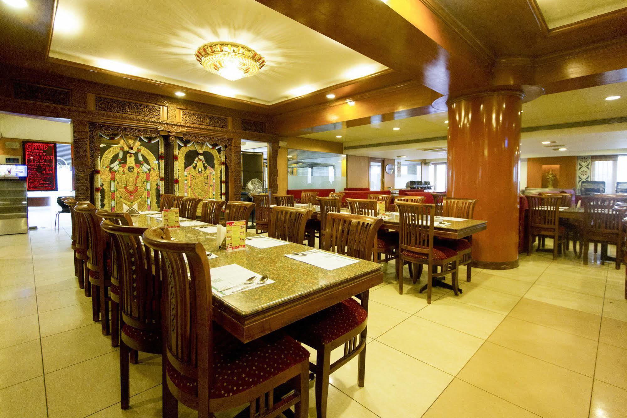 Capital O 66763 Blossoms Serviced Apartments Madras Buitenkant foto